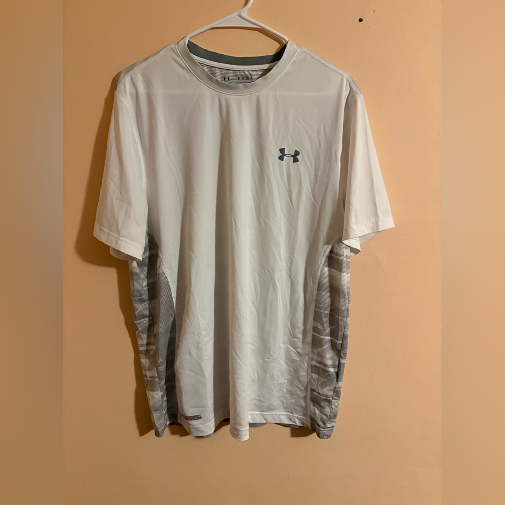 Men’s Under Armour White and gray pattern short sleeve heat gear shirt